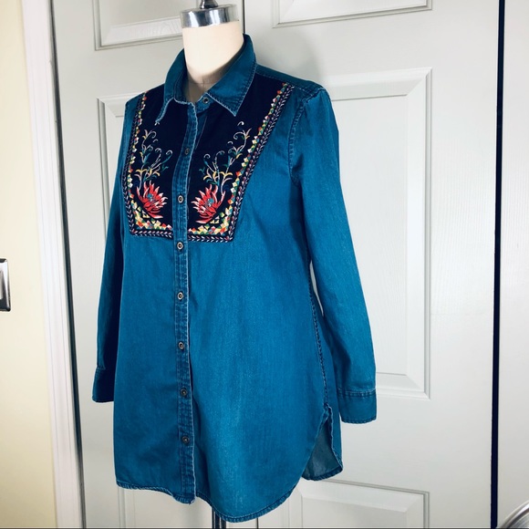 Holding Horses Anthro Embroidered Button Down Blue Denim Shirt Size 4 - Picture 3 of 10